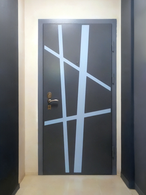 Стальная дверь с полосами Стальная дверь с полосами