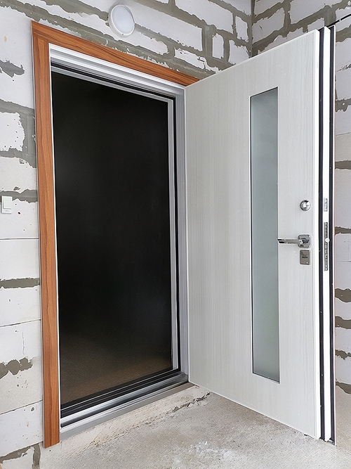 Дверь МДФ с узким стеклом Дверь МДФ с узким стеклом