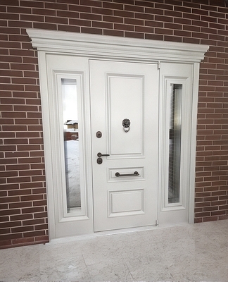 Белая парадная дверь Белая парадная дверь