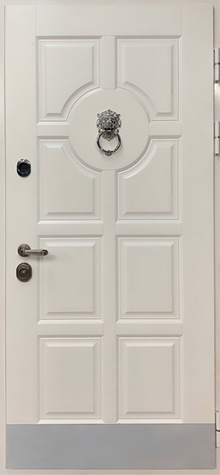 Белая термодверь с кнокером и отбойником Белая термодверь с кнокером и отбойником