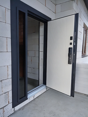 Дверь с бугельной ручкой и smart-замком