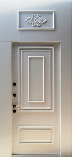 Парадная дверь с отделкой массивом дерева с резьбой