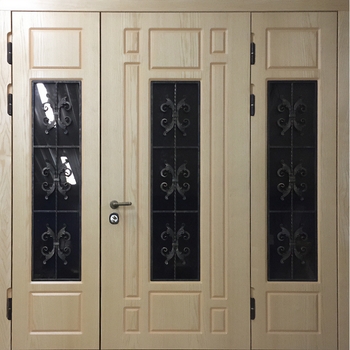 Входная группа с отделкой МДФ, остеклением и коваными решетками для частного дома